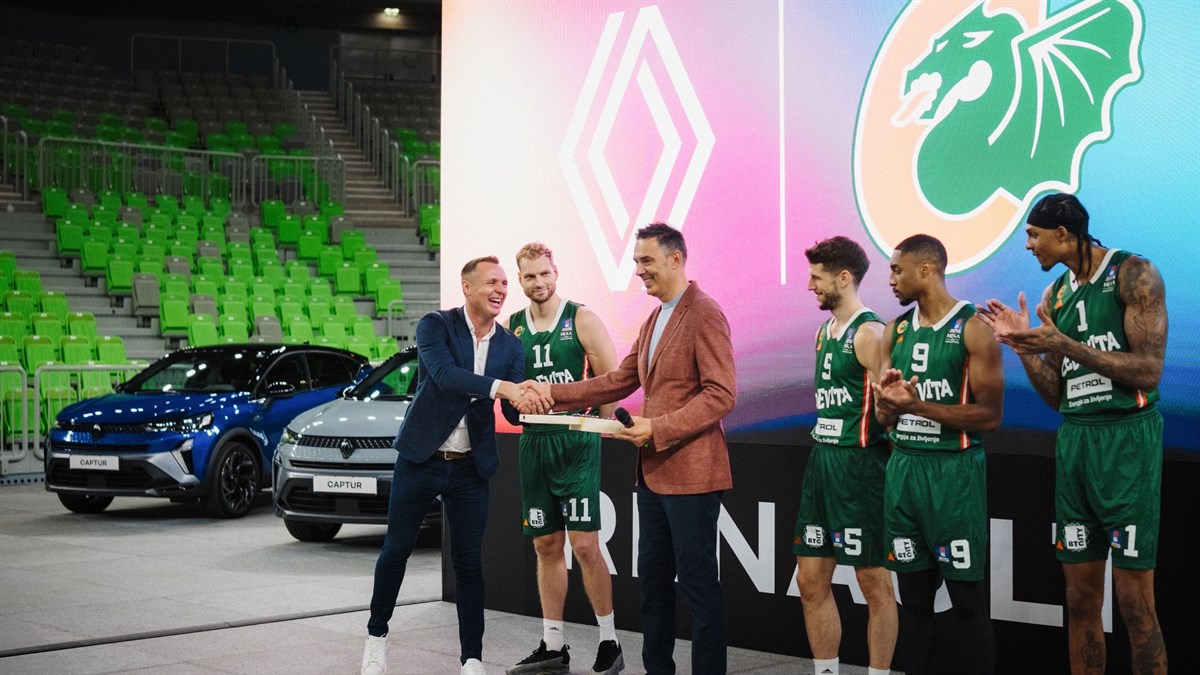 Petar Nevistić in košarkarji KK Olimpija